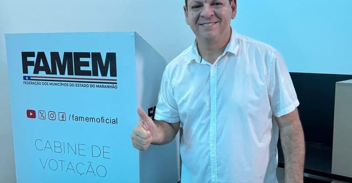 Prefeito de Mirinzal, Deyvison do Posto parabeniza Roberto Costa durante votação na FAMEM