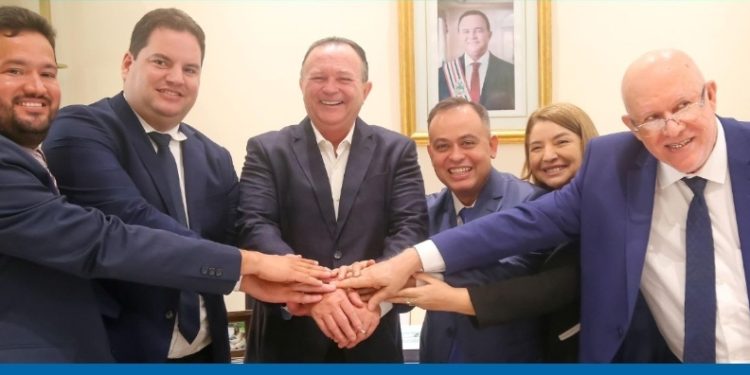 Governador Carlos Brandão recebe novos deputados estaduais no Palácio dos Leões