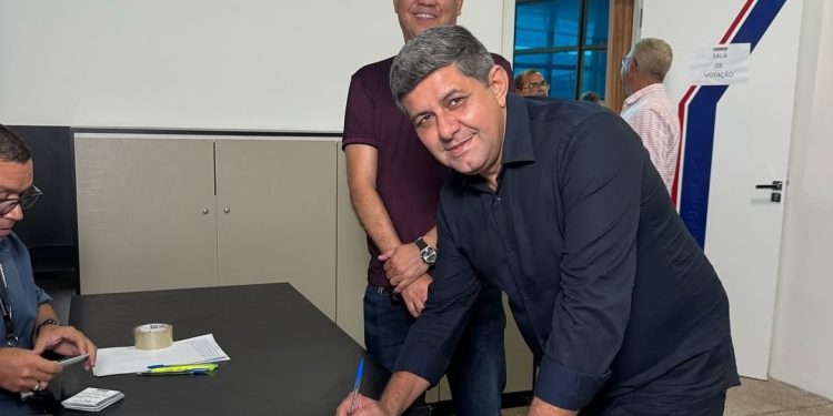 Prefeito de Matinha, Nilton Everton participa da votação da nova Mesa Diretora da FAMEM