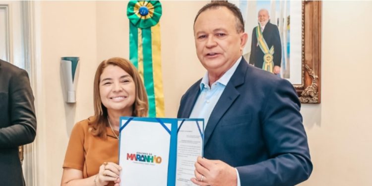 Iracema Vale participa da assinatura de MP que reajusta salário dos professores da educação básica Governador Carlos Brandão