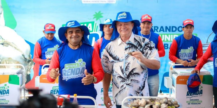 Brandão entrega primeiros carrinhos do Minha Renda Praia a vendedores de ostras que atuam na orla da Grande São Luís