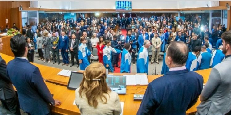 Parlamentares falam sobre expectativas para o novo ano legislativo Os deputados participaram do ato solene de abertura dos trabalhos na manhã desta segunda-feira (3)