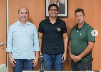 Secretário municipal de Meio Ambiente e Sustentabilidade de Bequimão, Fredson Pereira dialoga com o secretário de Estado das Cidades, Robson Paz