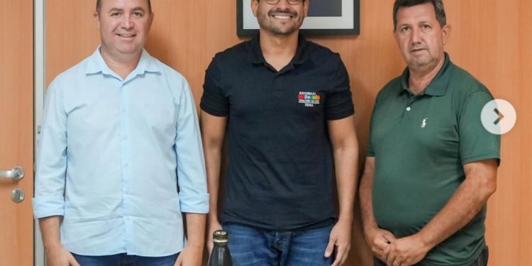 Secretário municipal de Meio Ambiente e Sustentabilidade de Bequimão, Fredson Pereira dialoga com o secretário de Estado das Cidades, Robson Paz