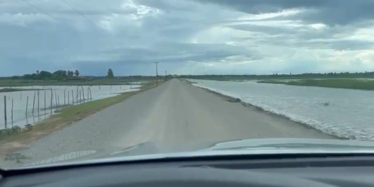 Morador grava vídeo falando do avanço nas obras da Travessia da Baixada, que ligará Anajatuba a São João Batista.