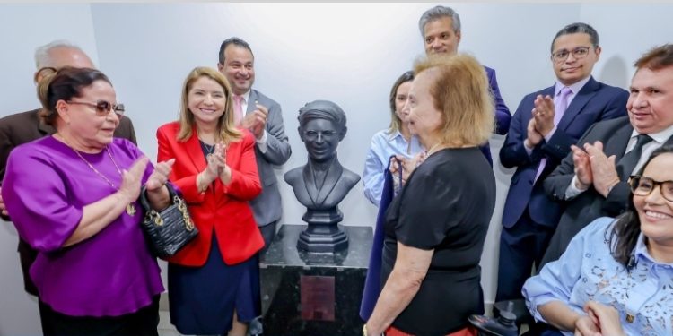 Alema homenageia professora Rosa Castro com busto e renomeação da Escola do Legislativo