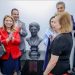 Alema homenageia professora Rosa Castro com busto e renomeação da Escola do Legislativo