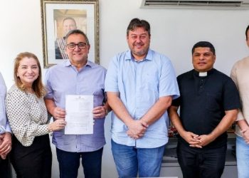 Iracema Vale participa de assinatura do ‘Mutirão Rua Nova’, que beneficiará Buriti, Belágua e Urbano Santos