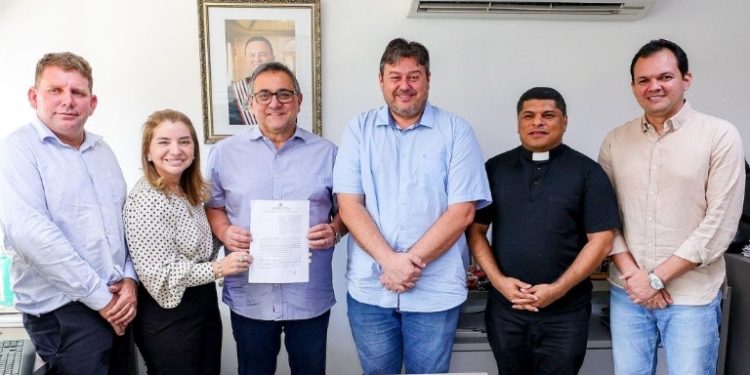 Iracema Vale participa de assinatura do ‘Mutirão Rua Nova’, que beneficiará Buriti, Belágua e Urbano Santos