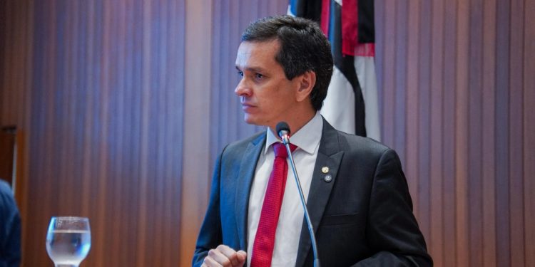 Ricardo Arruda destaca liderança de Carlos Brandão e defende cautela no debate sobre sucessão