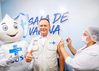 Brandão dá exemplo e reforça campanha de vacinação no Maranhão