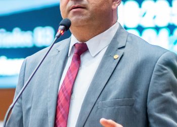 Adelmo Soares afirma que “PCdoB devia entregar os cargos que tem no governo”.