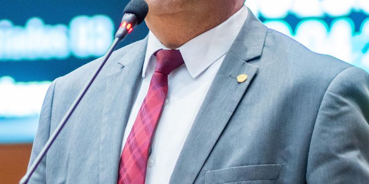 Adelmo Soares afirma que “PCdoB devia entregar os cargos que tem no governo”.