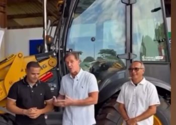 Deputado Aluísio Mendes entrega máquina patrol ao município de Capinzal do Norte
