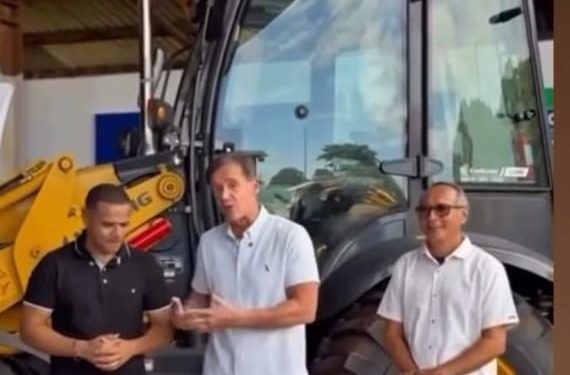 Deputado Aluísio Mendes entrega máquina patrol ao município de Capinzal do Norte