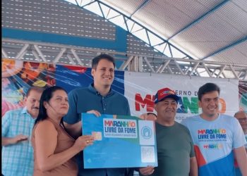 Ao lado de Orleans Brandão prefeito Besaliel Albuquerque entrega cartões do programa Maranhão Livre da Fome em Mata Roma