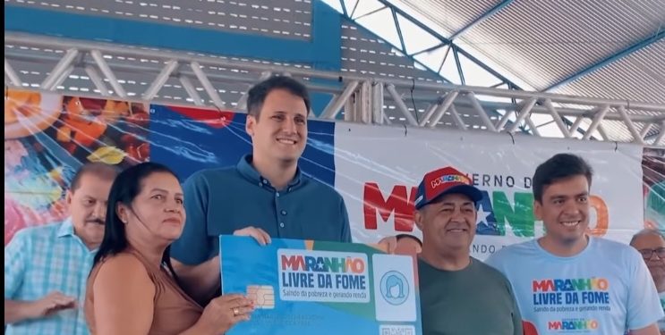 Ao lado de Orleans Brandão prefeito Besaliel Albuquerque entrega cartões do programa Maranhão Livre da Fome em Mata Roma