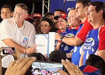 Abertura do Festival do Abacaxi 2025 atrai multidão e movimenta São Domingos do Maranhão com a presença do governador Carlos Brandao e de Orleans Brandão