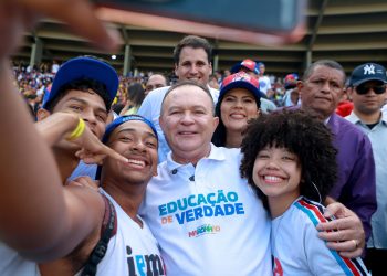 Tô conectado: Brandão inicia a entrega de cerca 250 mil tablets a estudantes e assina medida provisória que institui programa Educação de Verdade