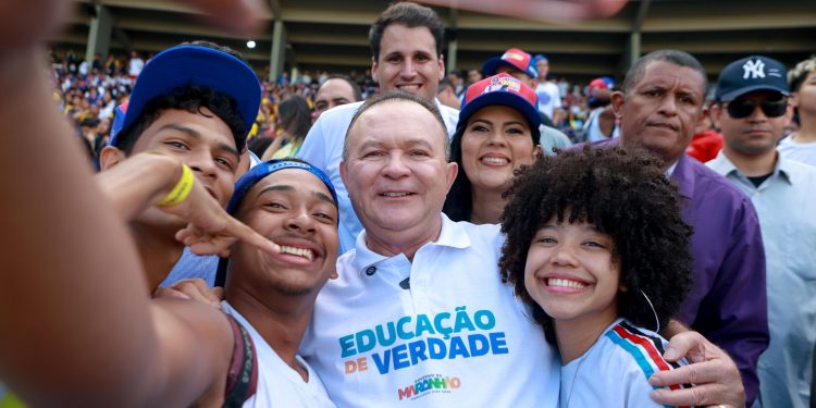 Tô conectado: Brandão inicia a entrega de cerca 250 mil tablets a estudantes e assina medida provisória que institui programa Educação de Verdade