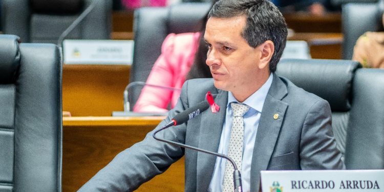 Ricardo Arruda enumera ações históricas do governador Brandão para as mulheres ao contrapor acusação da oposição