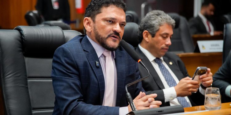 “É amor ou amizade?”, questiona Cláudio Cunha sobre insistentes reclamações de deputados dinistas ao governo