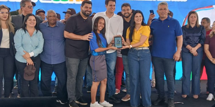 Parceria entre Filipe Marreca e Orleans Brandão fortalece investimentos na Educação com entrega de tablets em Itapecuru-Mirim