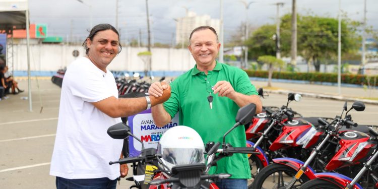 Brandão inicia entrega de motos e kits de trabalho e segurança da primeira fase do Avança Maranhão