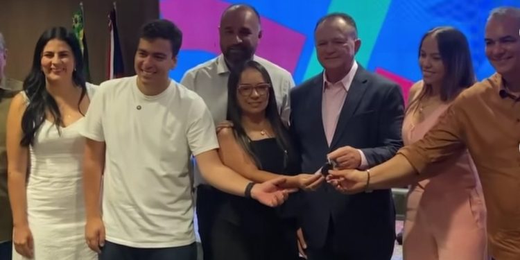 Em parceria com o governador Carlos Brandão, prefeitura de São Domingos do Maranhão recebe novo veículo para a Assistência Social