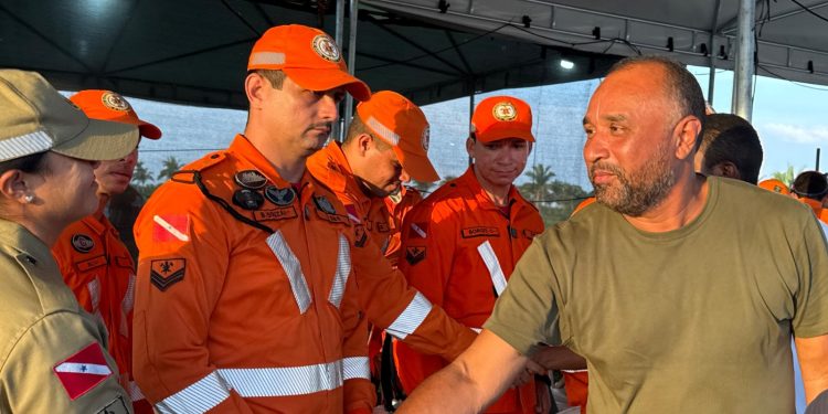 Roberto Costa recepciona bombeiros do Estado do Pará para reforçar buscas por crianças desaparecidas em Bacabal