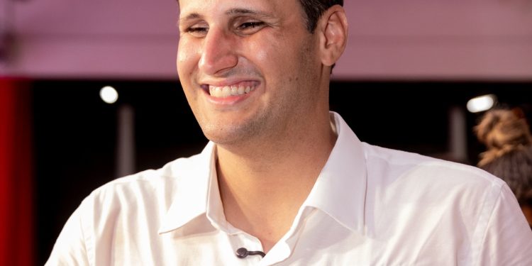 Com apoio de ampla frente, Orleans assume pré-candidatura a governador: “O Maranhão vive seu melhor momento com obras por todo lado”