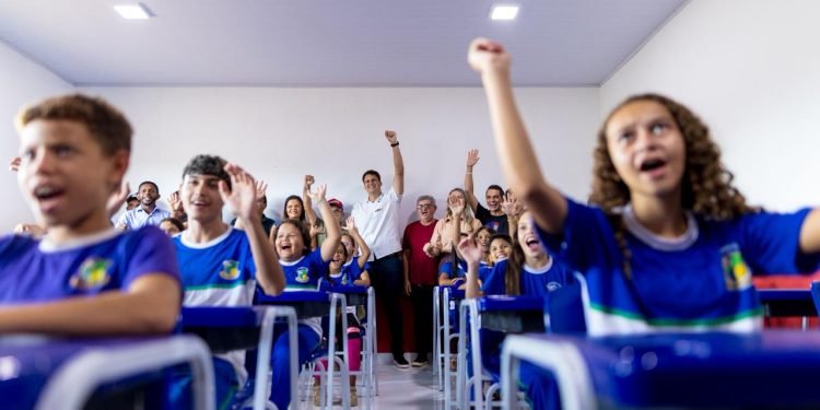 Orleans Brandão participa da entrega de obras e anúncio de novos investimentos para a Região Tocantina