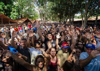 Orleans é recebido por multidão em Colinas e consolida apoio de mais de 20 prefeitos