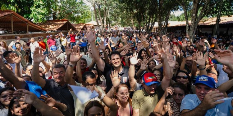 Orleans é recebido por multidão em Colinas e consolida apoio de mais de 20 prefeitos