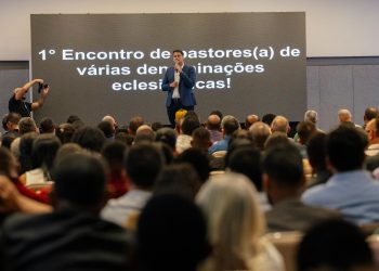 Orleans Brandão participa de encontro com pastores da Grande Ilha*  O 1⁰ Encontro de Pastores de Várias Denominações Eclesiásticas foi uma noite de fé e diálogo pelo Maranhão, que reuniu centenas de líderes evangélicos na noite de segunda-feira (04), em São Luís. Convidado a participar do encontro, o pré-candidato a governador Orleans Brandão agradeceu aos religiosos pela acolhida e as bênçãos recebidas.  “Agradeço pela oportunidade de estar aqui com vocês e poder falar um pouco do trabalho que realizei à frente da Secretaria de Assuntos Municipalistas, dos muitos avanços que conquistamos auxiliando o governador Carlos Brandão, ampliando os programas sociais, melhorando a rede de saúde, investindo na infraestrutura, e afirmo que nunca se fez tanto em tão pouco tempo”, declarou Orleans Brandão, ao se apresentar aos participantes do encontro. “Fico muito feliz de estar recebendo esse apoio de vocês, que vivem a religião tão de perto, com a certeza de que Deus capacita os escolhidos e que eu vou seguir firme na missão de lutar por melhorias no nosso estado”, concluiu.   Organizador do evento, o pastor Lázaro, ressaltou que o encontro foi uma forma de  reconhecimento à atenção dada aos religiosos pelo atual governo estadual. “O Governo do Estado reconheceu a importância das igrejas quando criou uma secretaria para conversar com os evangélicos. Isso é muito importante para nós, religiosos, que podemos contar com um canal direto com o poder público”, afirmou.  Para o pastor André Sousa, presidente da Convenção Maranhense da Assembleia de Deus (Comadema), foi um momento muito importante para  os pastores, considerando que as igrejas estão na base, nas comunidades e próximas das famílias. “É necessário ter o poder público ao nosso lado, por isso foi muito bom conhecer melhor Orleans Brandão e suas propostas para governar o Maranhão”, finalizou ele.