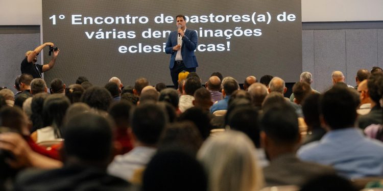 Orleans Brandão participa de encontro com pastores da Grande Ilha.