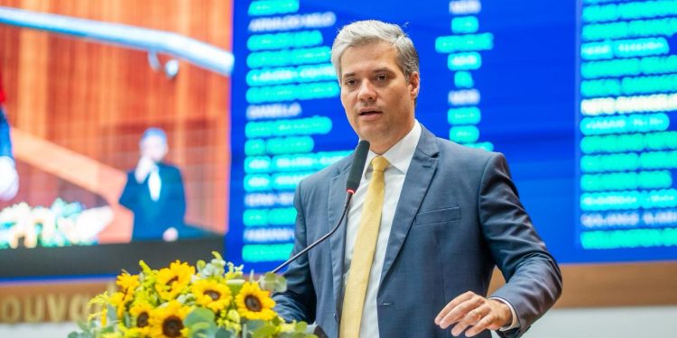 Neto Evangelista confronta oposição e diz que votar contra empréstimos é “votar contra moradia, asfalto e desenvolvimento”