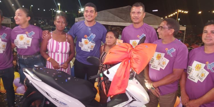 Prefeito Gilson Lima realiza Festa das Mães em Presidente Sarney com entrega de casa, moto e centenas de prêmios