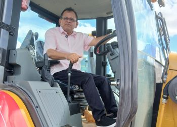 Prefeito Juvenal Silva, recebe retroescavadeira do governo do Maranhão e reforça manutenção de estradas vicinais de Parnarama   