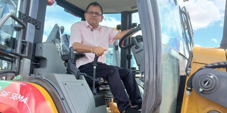 Prefeito Juvenal Silva, recebe retroescavadeira do governo do Maranhão e reforça manutenção de estradas vicinais de Parnarama   