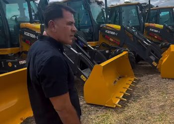São João Batista recebe retroescavadeira e prefeito Mecinho Arruda destaca parceria com o Governo do Estado
