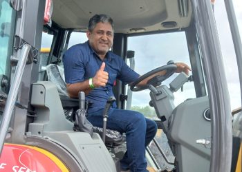Prefeito Toca Serra celebra conquista de retroescavadeira para Pedro do Rosário durante solenidade em São Luís