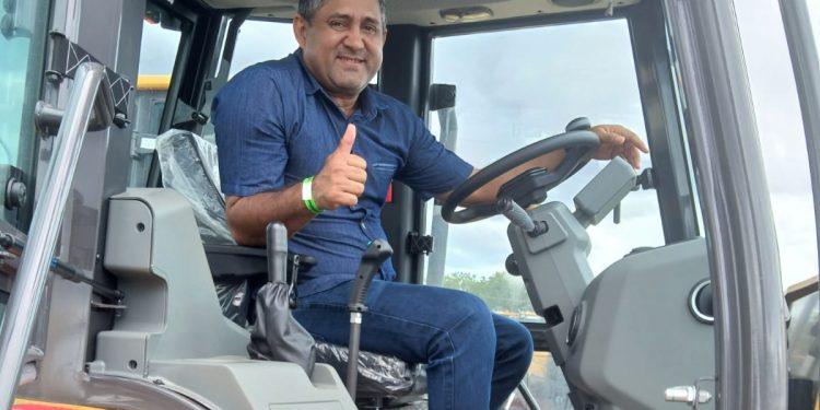 Prefeito Toca Serra celebra conquista de retroescavadeira para Pedro do Rosário durante solenidade em São Luís