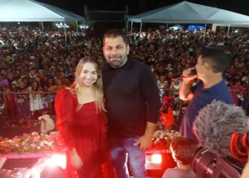 PREFEITO JÚNIOR GARIMPEIRO INOVA NA FESTA DAS MÃES EM CENTRO NOVO, COM PIX DE R$ 1 MIL, PRÊMIOS E CASA NOVA