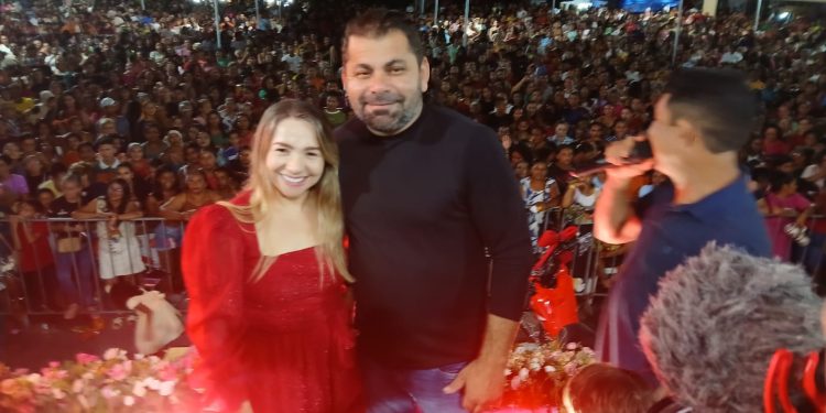 PREFEITO JÚNIOR GARIMPEIRO INOVA NA FESTA DAS MÃES EM CENTRO NOVO, COM PIX DE R$ 1 MIL, PRÊMIOS E CASA NOVA