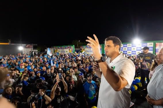 Em Balsas, Orleans Brandão assume compromissos com pacote de investimentos para impulsionar a região Sul diante de uma multidão