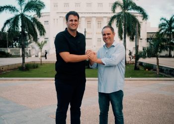 Com o vice Edivaldo Holanda Júnior, Orleans Brandão amplia força eleitoral em São Luís Em vídeo lançado nas redes sociais nesta quarta-feira (01), Orleans Brandão faz dobradinha com o ex-prefeito de São Luís Edivaldo Holanda Júnior e o lança oficialmente como pré-candidato a vice na sua chapa. A composição da chapa majoritária de Orleans Brandão reúne duas importantes lideranças políticas e busca fortalecer o projeto para as eleições deste ano, somando experiência administrativa, diálogo com diferentes segmentos da sociedade e presença política em todas as regiões do estado. Empresário e advogado, Edivaldo Holanda Júnior tem 47 anos e chega à disputa com uma trajetória consolidada na política maranhense. Foi vereador de São Luís por dois mandatos, deputado federal eleito em 2010 como o mais votado da capital e prefeito de São Luís por dois mandatos consecutivos, entre 2013 e 2020. Ao longo da carreira, destacou-se pela atuação no Legislativo e pela experiência à frente da administração da maior cidade do Maranhão, tornando-se uma das principais lideranças políticas do estado. Sua entrada na chapa é vista como um reforço importante para a construção de uma aliança ampla, agregando experiência administrativa, diálogo político e forte capacidade de articulação. “Recebo esse convite com muita responsabilidade e entusiasmo. Acredito no projeto liderado por Orleans Brandão porque conheço sua dedicação ao Maranhão, sua capacidade de diálogo e seu compromisso com o desenvolvimento dos municípios. Chego para somar, contribuir com minha experiência e trabalhar ao lado de Orleans por um estado cada vez mais forte, mais justo e com oportunidades para todos os maranhenses”, afirmou Edivaldo Holanda Júnior. Orleans Brandão representa a renovação política no Maranhão.