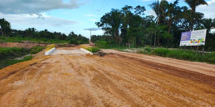 O trabalho não para em Pedro do Rosário: Prefeito Toca Serra leva asfalto para o Polo Fala Só e Pontes de Concreto para os Povoados Alto Bonito e Xixandá.