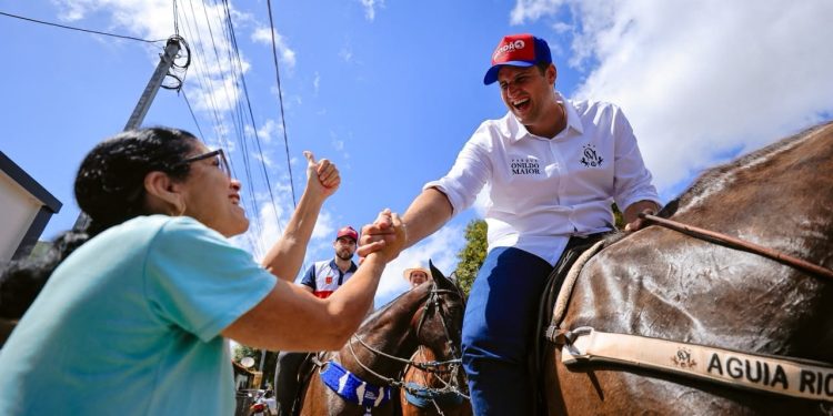 Orleans Brandão participa da Missa do Vaqueiro e destaca a força da tradição sertaneja na 34ª Vaquejada de Colinas