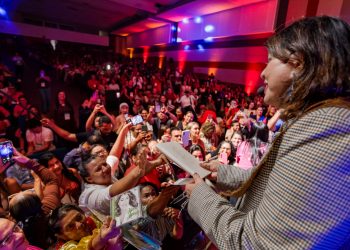 Roberta Miranda encerra Feira do Empreendedor com mensagem de coragem e esperança